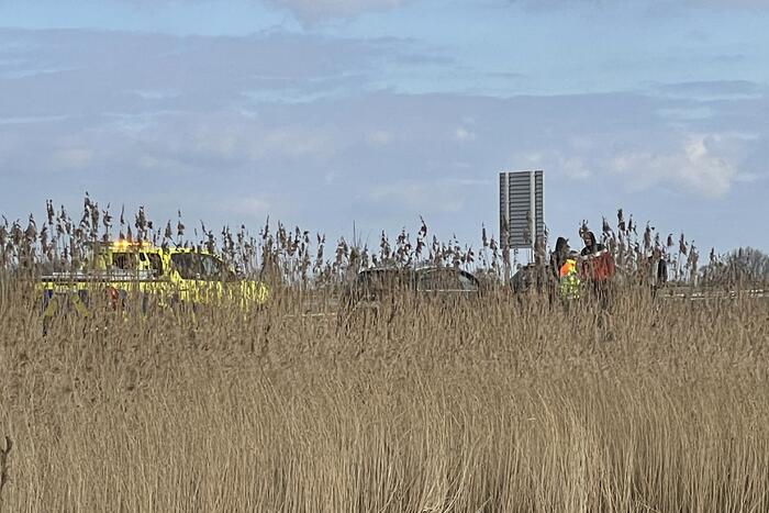 Auto belandt in de sloot langs toerit