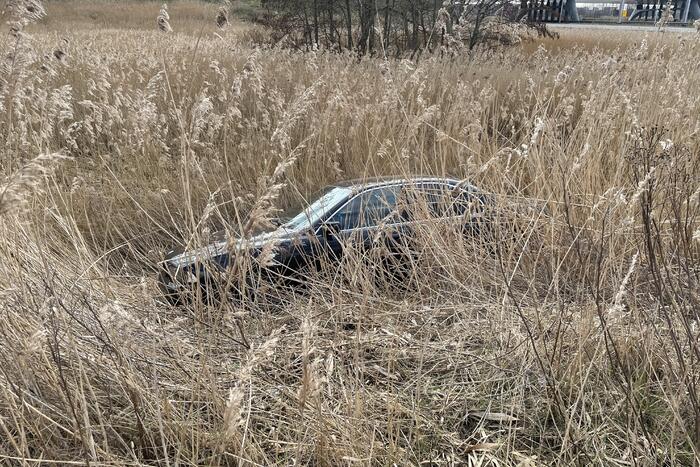 Auto belandt in de sloot langs toerit
