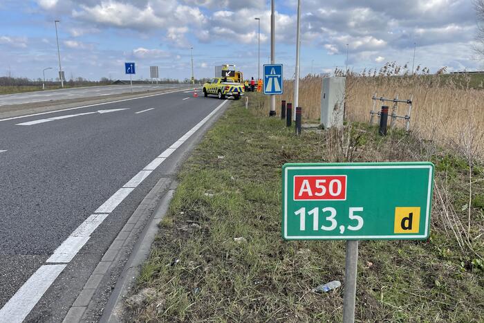 Auto belandt in de sloot langs toerit