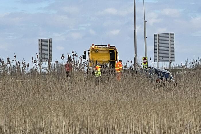 Auto belandt in de sloot langs toerit