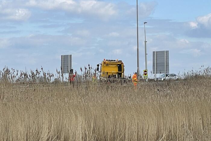 Auto belandt in de sloot langs toerit