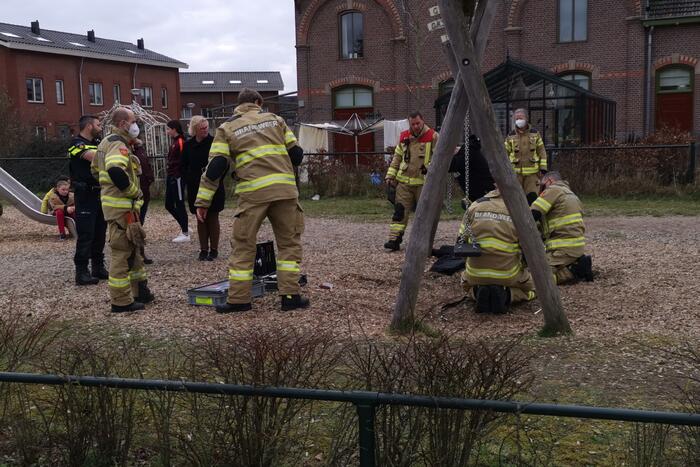 Brandweer bevrijdt man uit speeltoestel