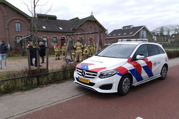 Brandweer bevrijdt man uit speeltoestel
