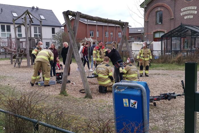 Brandweer bevrijdt man uit speeltoestel