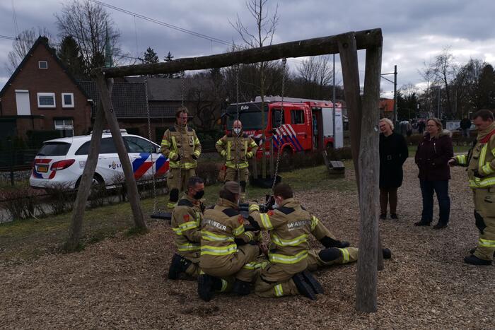 Brandweer bevrijdt man uit speeltoestel