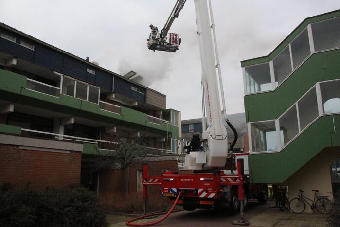 Brandweer blust brandend dak