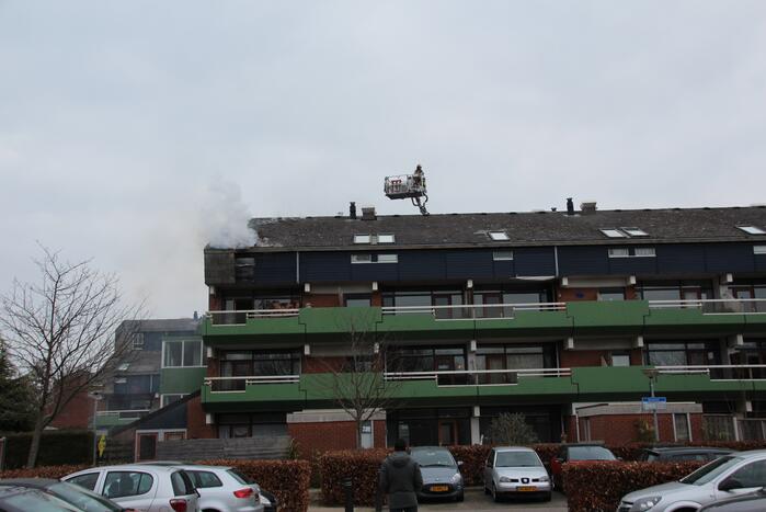 Brandweer blust brandend dak