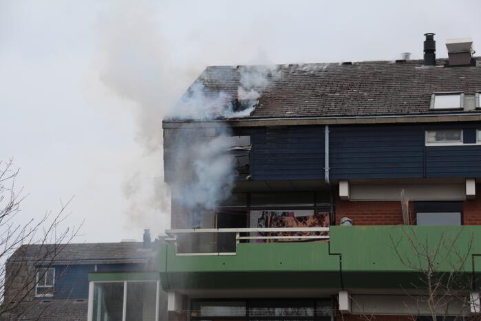 Brandweer blust brandend dak