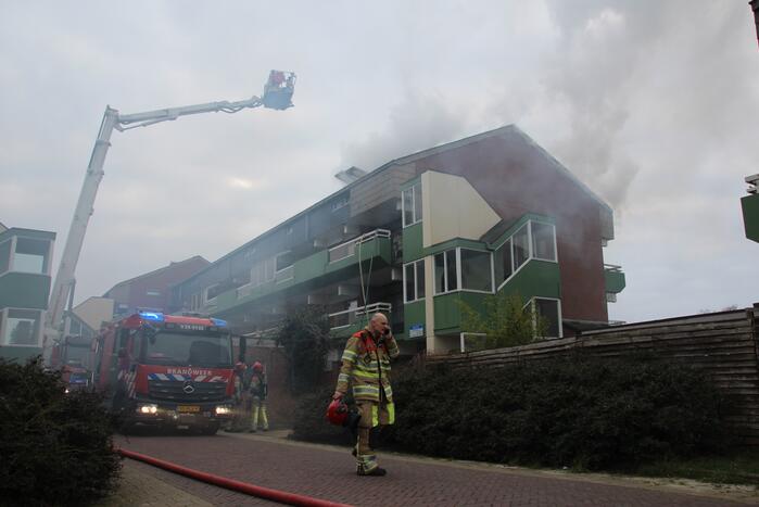 Brandweer blust brandend dak