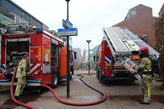 Brandweer blust brandend dak