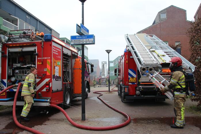 Brandweer blust brandend dak