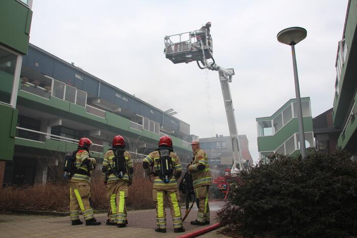 Brandweer blust brandend dak