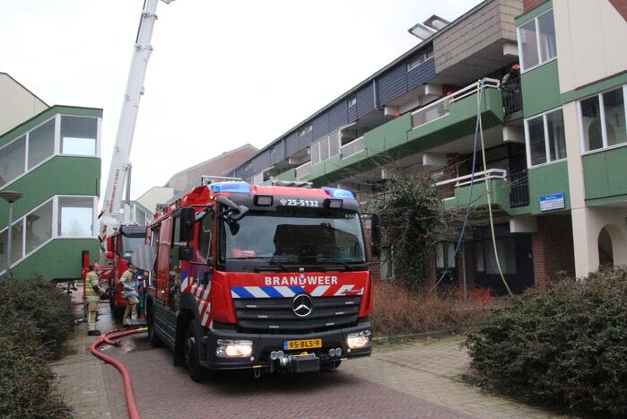 Brandweer blust brandend dak