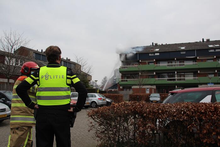 Brandweer blust brandend dak