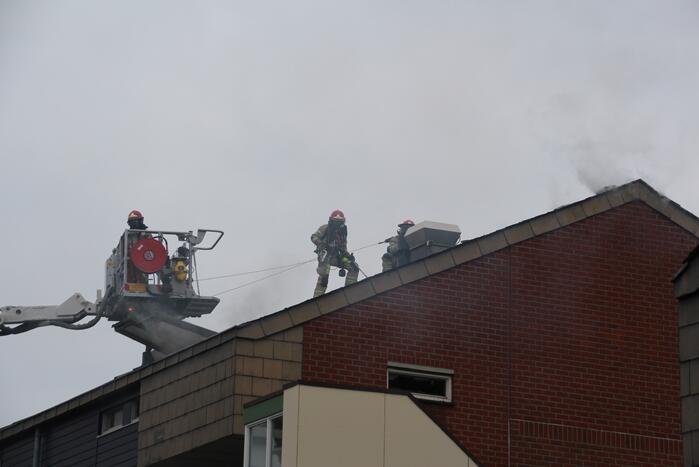 Brandweer blust brandend dak