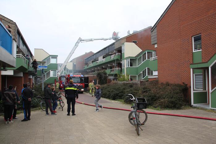 Brandweer blust brandend dak