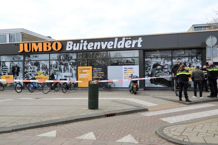 Gewonde bij steekpartij naast supermarkt