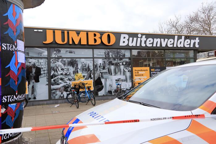 Gewonde bij steekpartij naast supermarkt
