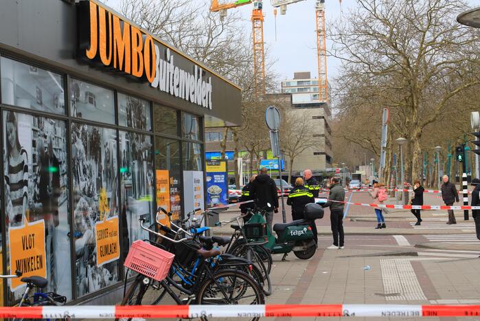 Gewonde bij steekpartij naast supermarkt