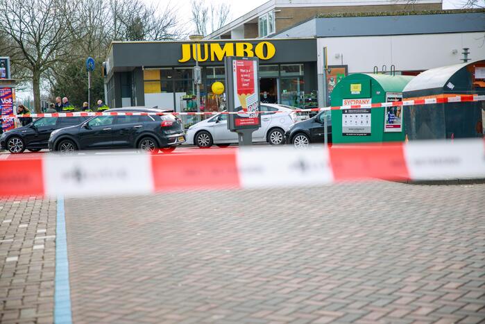 Gewonde bij steekpartij naast supermarkt