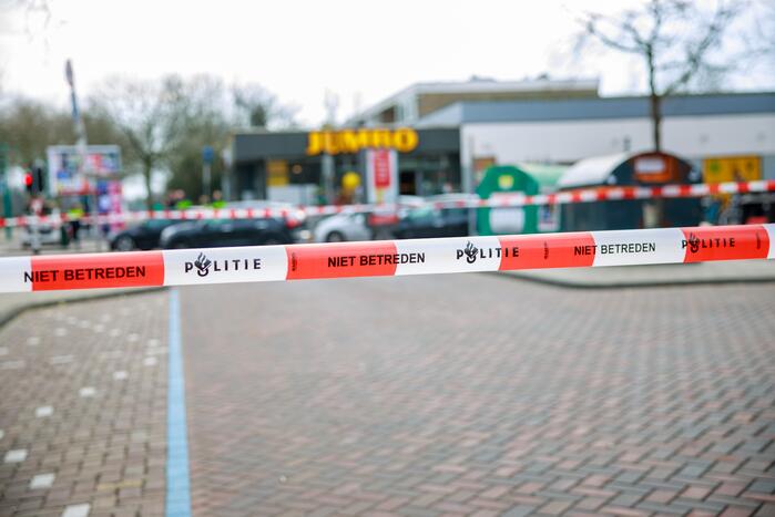 Gewonde bij steekpartij naast supermarkt