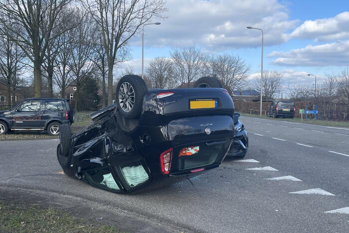 Personenauto belandt op zijn kop na aanrijding