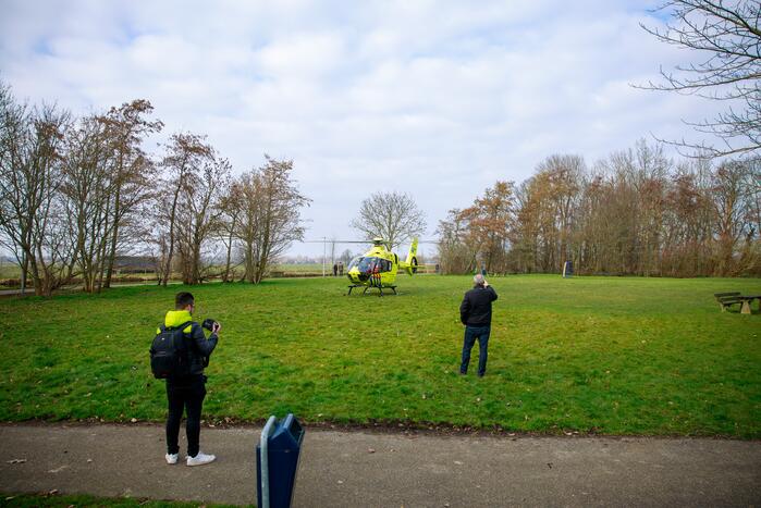 Kind valt uit boom en raakt zwaargewond