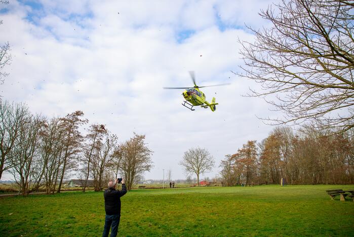 Kind valt uit boom en raakt zwaargewond