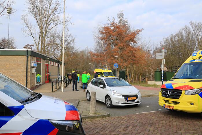 Kind valt uit boom en raakt zwaargewond