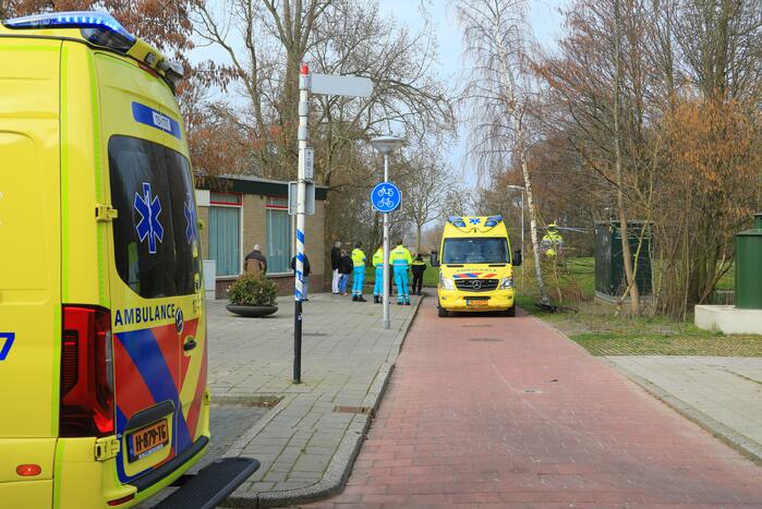 Kind valt uit boom en raakt zwaargewond