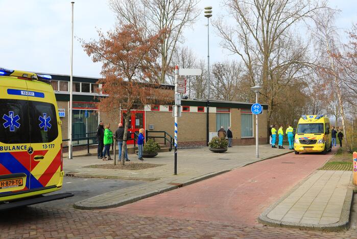 Kind valt uit boom en raakt zwaargewond