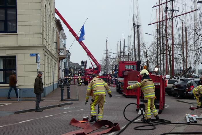Brandweer bestrijdt grote uitslaande gebouwbrand