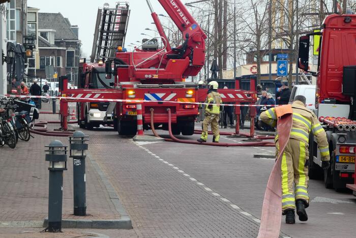 Brandweer bestrijdt grote uitslaande gebouwbrand