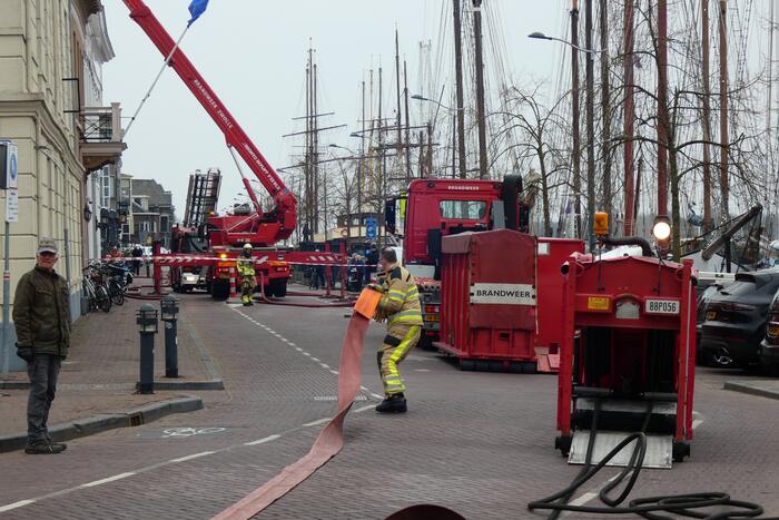Brandweer bestrijdt grote uitslaande gebouwbrand