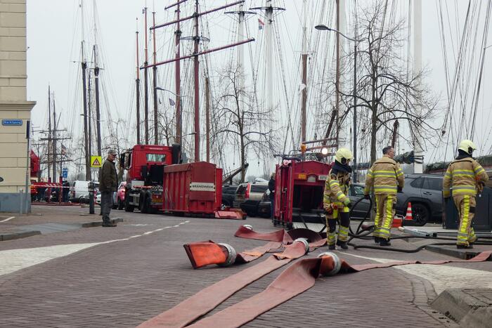 Brandweer bestrijdt grote uitslaande gebouwbrand
