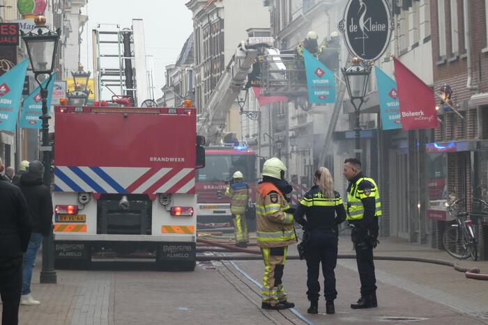 Brandweer bestrijdt grote uitslaande gebouwbrand
