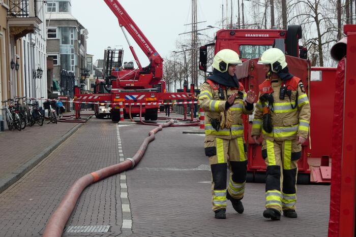 Brandweer bestrijdt grote uitslaande gebouwbrand