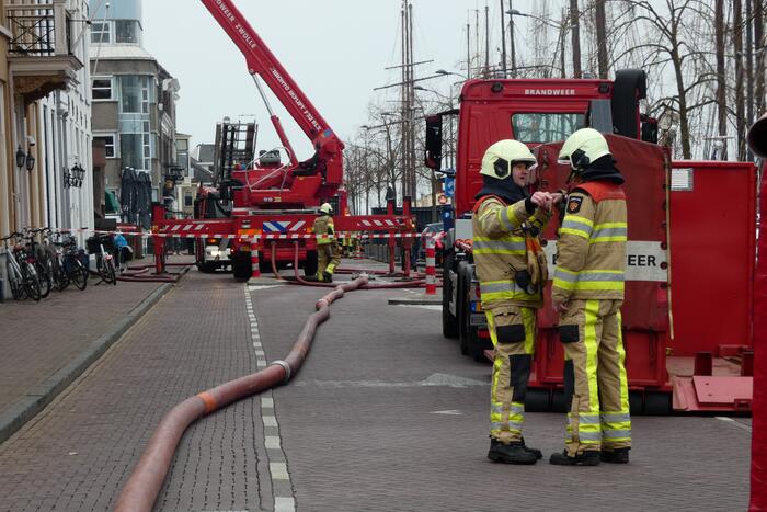 Brandweer bestrijdt grote uitslaande gebouwbrand