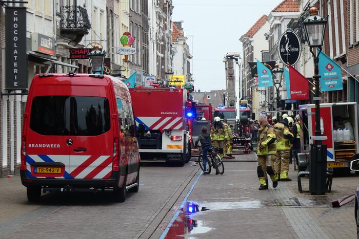 Brandweer bestrijdt grote uitslaande gebouwbrand