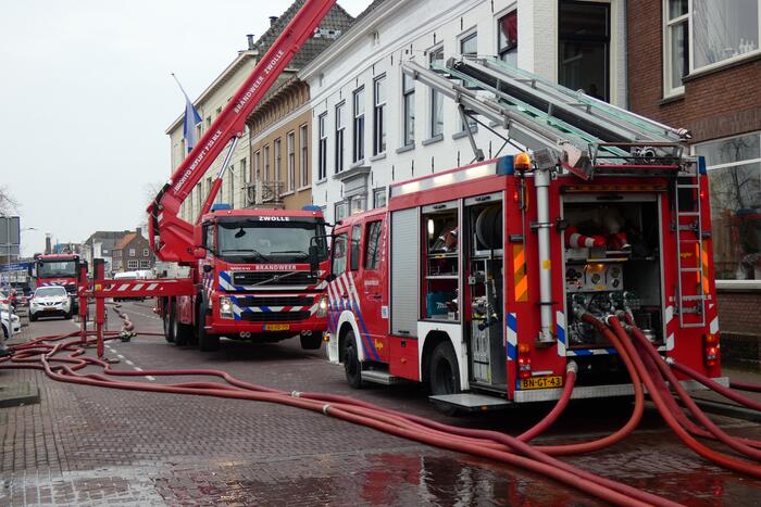 Brandweer bestrijdt grote uitslaande gebouwbrand