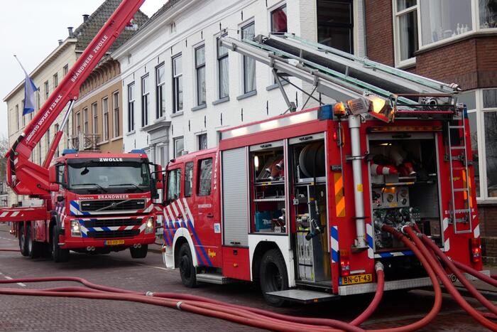 Brandweer bestrijdt grote uitslaande gebouwbrand