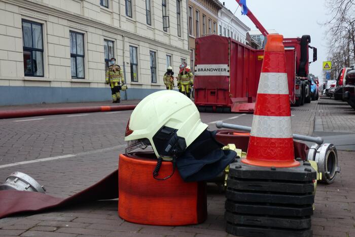 Brandweer bestrijdt grote uitslaande gebouwbrand
