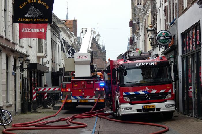 Brandweer bestrijdt grote uitslaande gebouwbrand