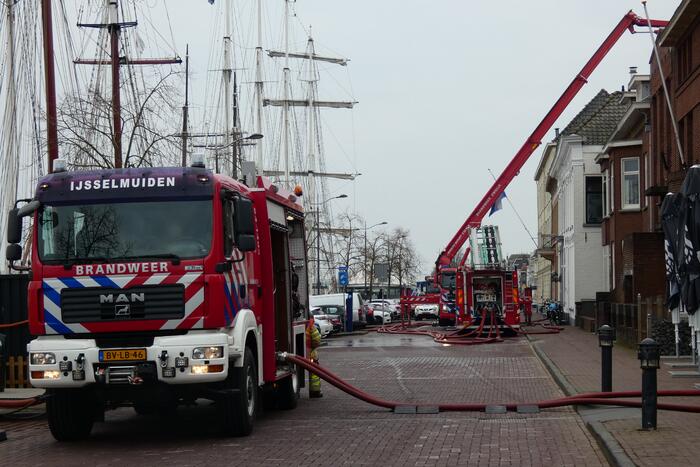 Brandweer bestrijdt grote uitslaande gebouwbrand