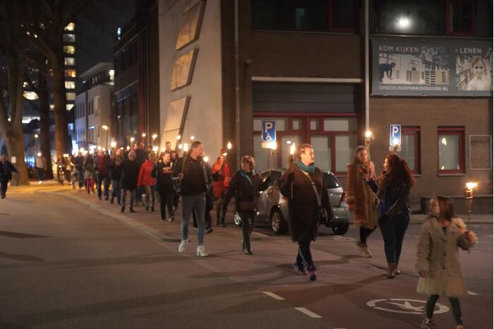 Optocht met fakkels door centrum