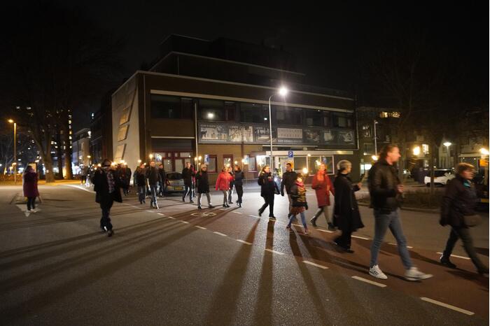 Optocht met fakkels door centrum