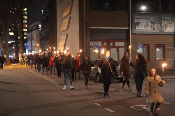 Optocht met fakkels door centrum