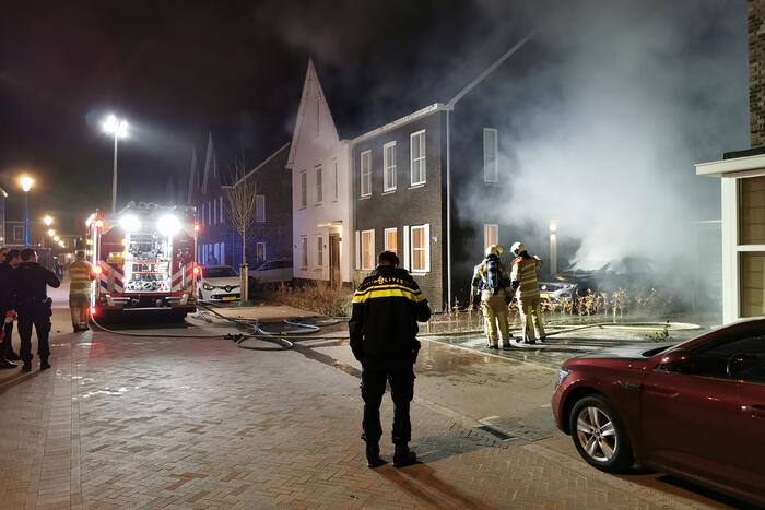 Veel schade na autobrand op oprit van woning
