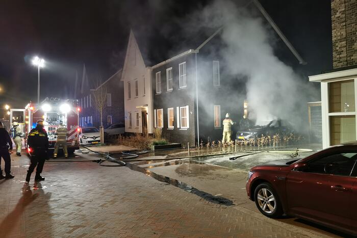 Veel schade na autobrand op oprit van woning
