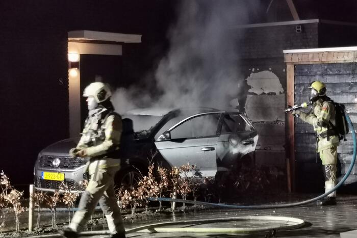 Veel schade na autobrand op oprit van woning